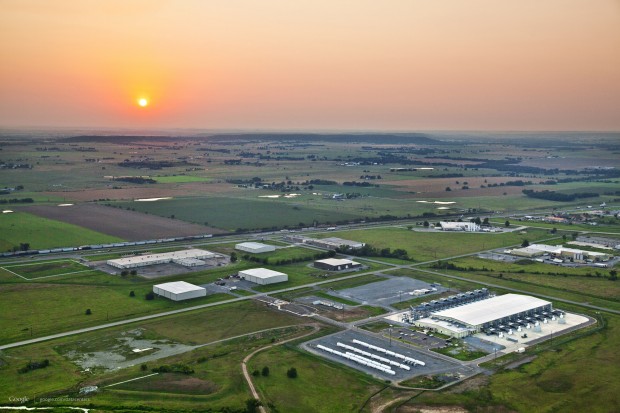 Die Fotografien von Googles Rechenzentren vor und nach der Bearbeitung (Bild: Connie Zhou/Google)